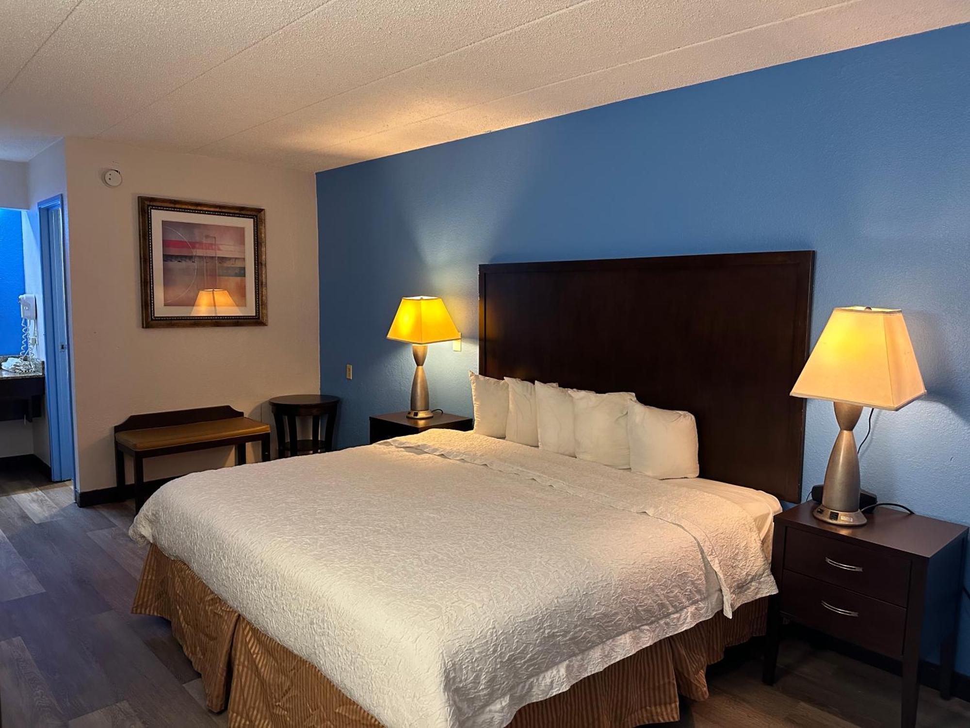 American Inn & Suites Bishop Airport Флинт Экстерьер фото